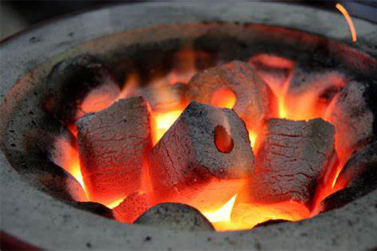 制作块状和块状木炭-最古老的人造燃料之一