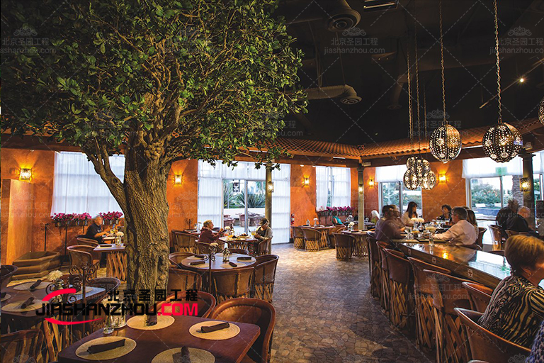 人工仿真树装饰项目工程为餐厅营造微妙而质朴的外观