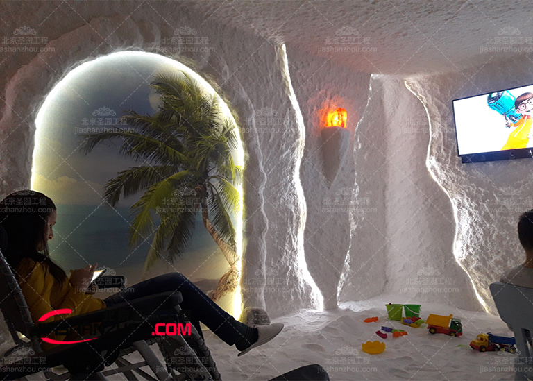 巧妙利用阴影为洞穴主题盐疗房创造独特空间