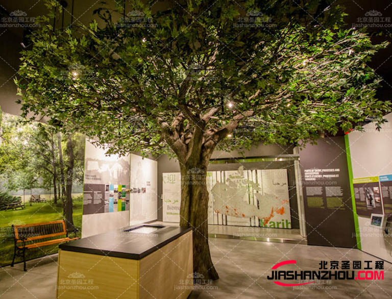 仿真树将形状精美的家具组合在一起，创造出非传统优雅的空间
