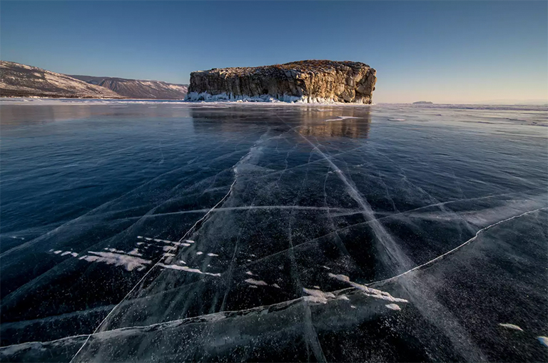 冰冷的贝加尔湖上的裂缝