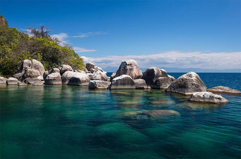 绿松石清澈的水和花岗岩岩石，Mumbo岛，Maclear海角，马拉维湖，马拉维，非洲