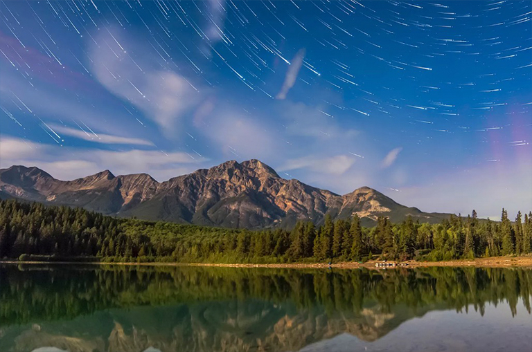 星落后在帕特里夏湖和金字塔山在贾斯珀国家公园，亚伯大，加拿大