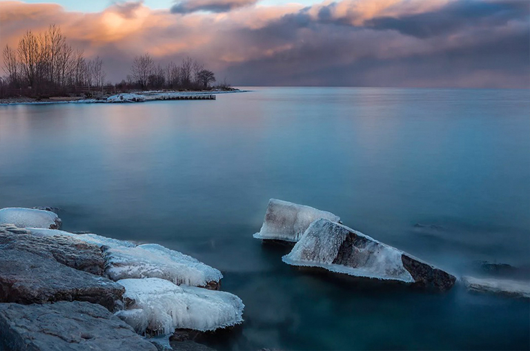 冰冷的安大略湖上的岩石
