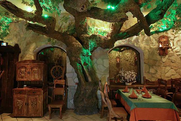 仿真榕树是大型景观仿真树中受欢迎的装饰树种