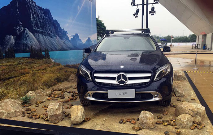 用塑石假山制作奔驰车展展台－北京淡水河谷