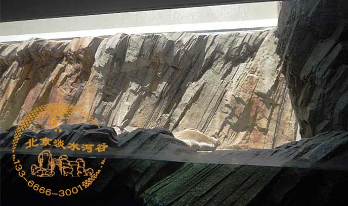 塑石假山制作配合绿植和水体可以营造意境