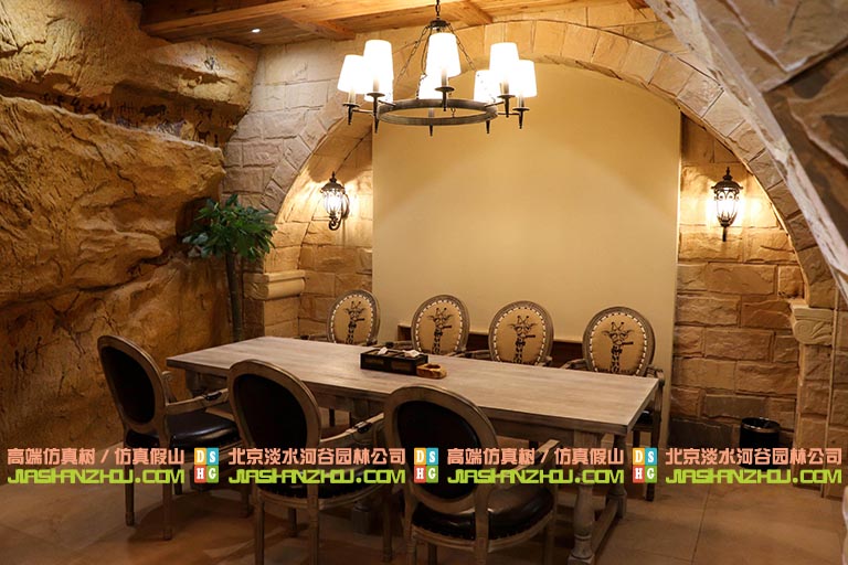 仿真山洞酒吧在朦胧中畅饮