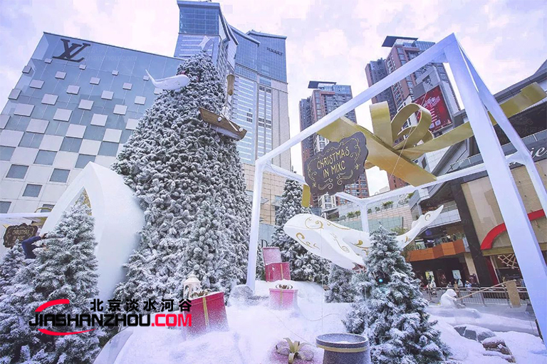 用圣诞树仿真树只需一简单步骤即可美陈出节日气氛