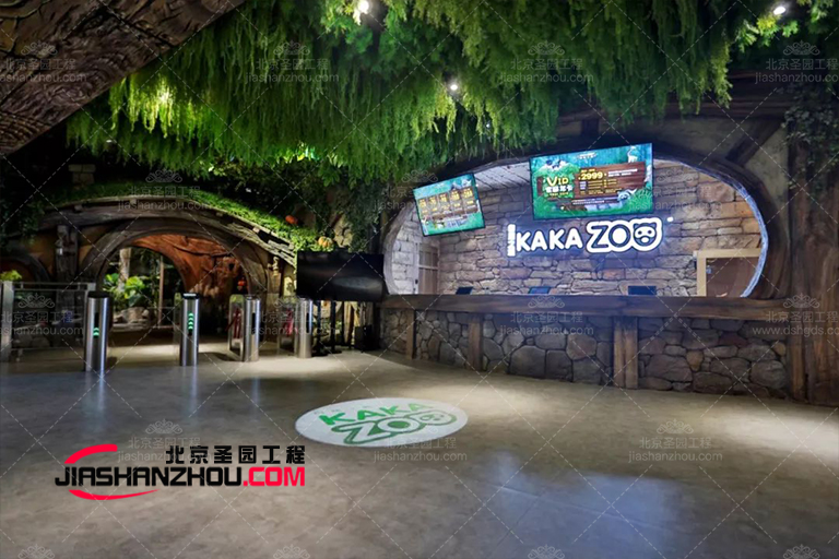 昌平奥莱商场用绿色仿真树和装饰配件装饰庆祝节日