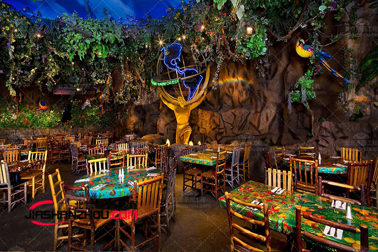 有很多方法可以使花园餐厅在预算内变得美丽比如仿真树