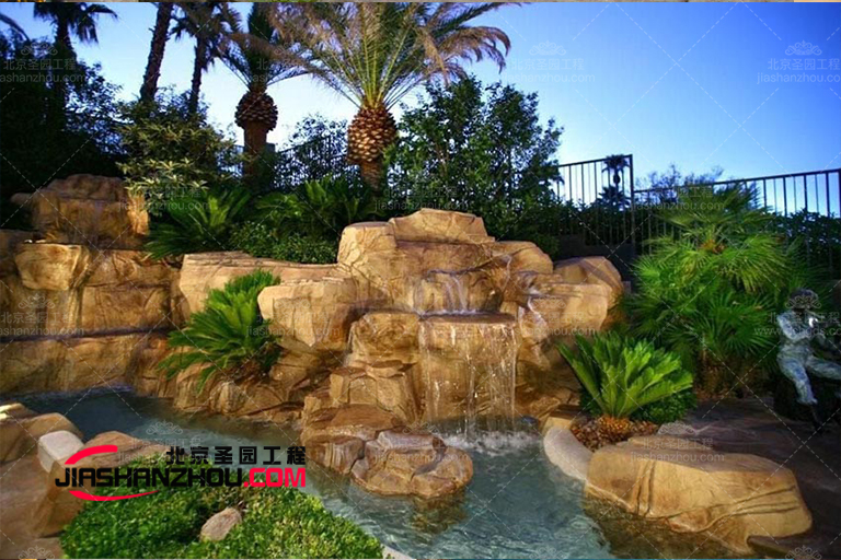 在塑石假山水池广阔水景现代住宅欣赏令人惊叹的日落