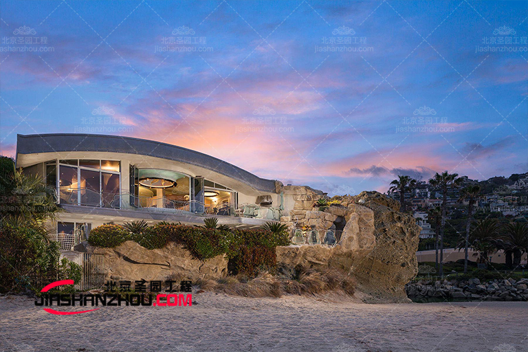 在这个宽敞的仿真洞穴酒店里漫步身心舒畅