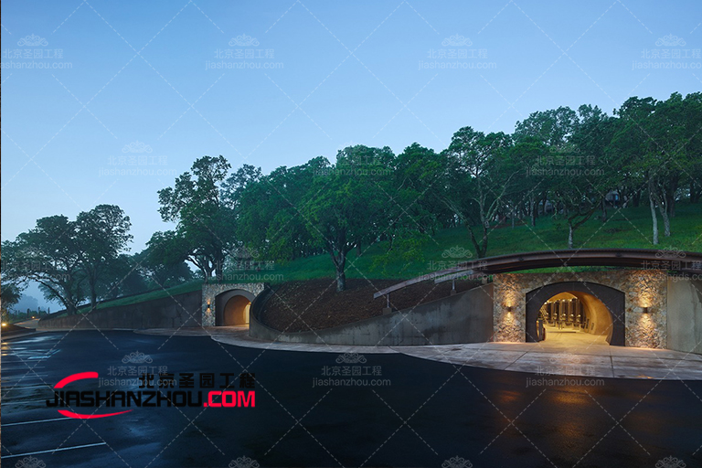 复古又充满活力的仿真山洞客栈室内外设计