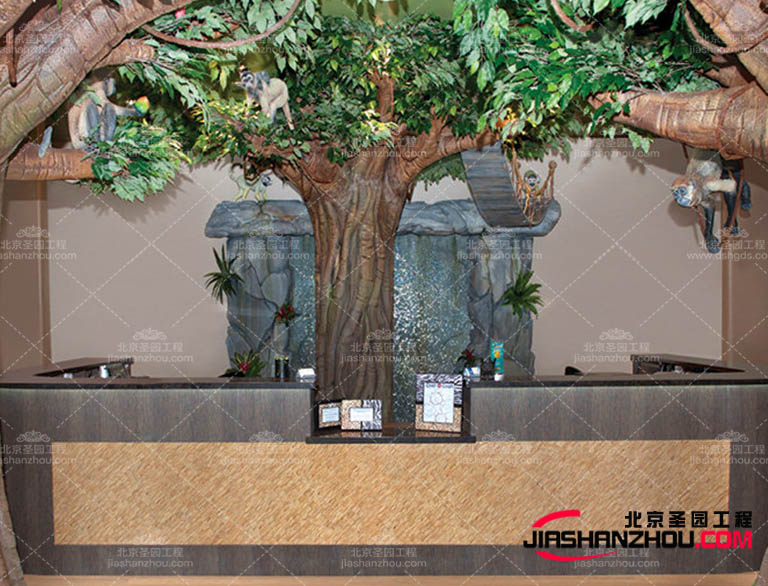 城市中的仿真树木可以在城市中增加绿色覆盖面积，净化空气