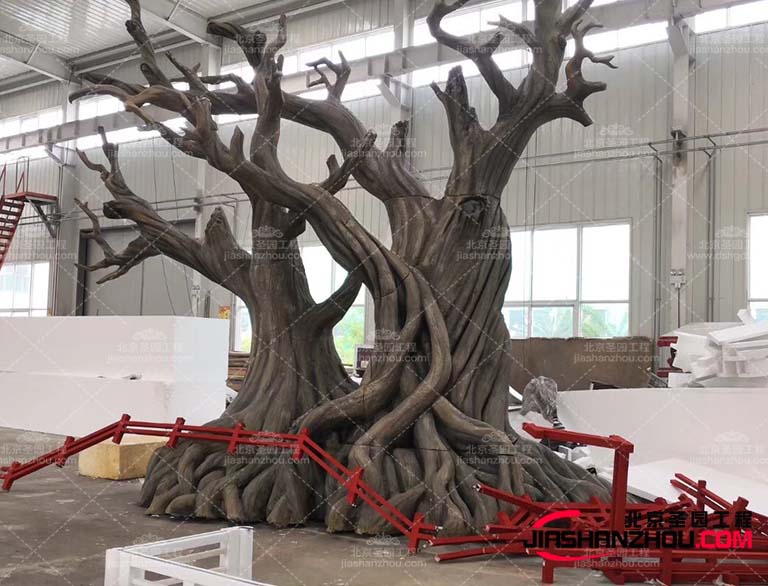 仿真树的设计可以使用餐环境加温馨和舒适让人感觉置身于大自然中