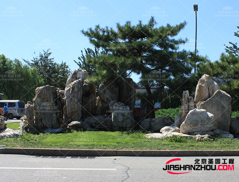 塑石假山具有很强的可塑性，可以根据设计师的要求进行定制