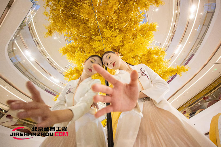 天津西青区龙湖梅江天街一层仿真树发财树开年项目完工