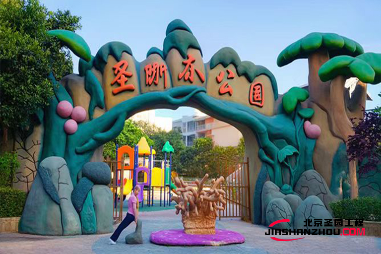 榕江仿真树大门的魅力世界 仿佛从大树年轮里生长出来