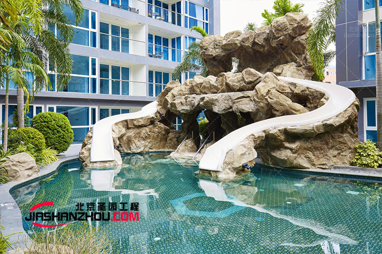 打造时尚氧吧 东莞庭院设计中水泥假山鱼池的巧妙融合